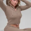 Hoodie „Noble“ aus Wolle und Kaschmir mit Rippbündchen und durchgehendem Reißverschluss – Chai Latte
