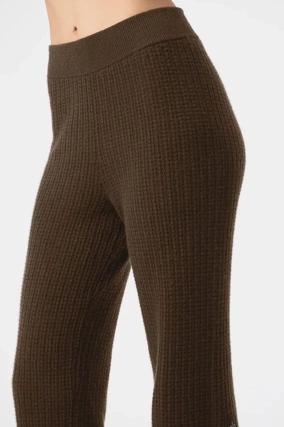 Kaschmir-High-Waist-Hose mit flauschigem Waffelmuster – Espresso