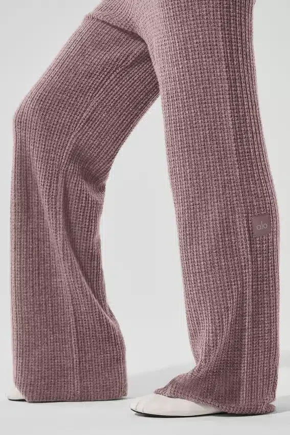 Kaschmir-High-Waist-Hose mit flauschigem Waffelmuster – Pilzgrau meliert