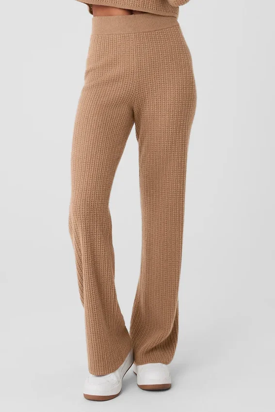 Kaschmir-High-Waist-Hose mit flauschigem Waffelmuster – Toasted Almond