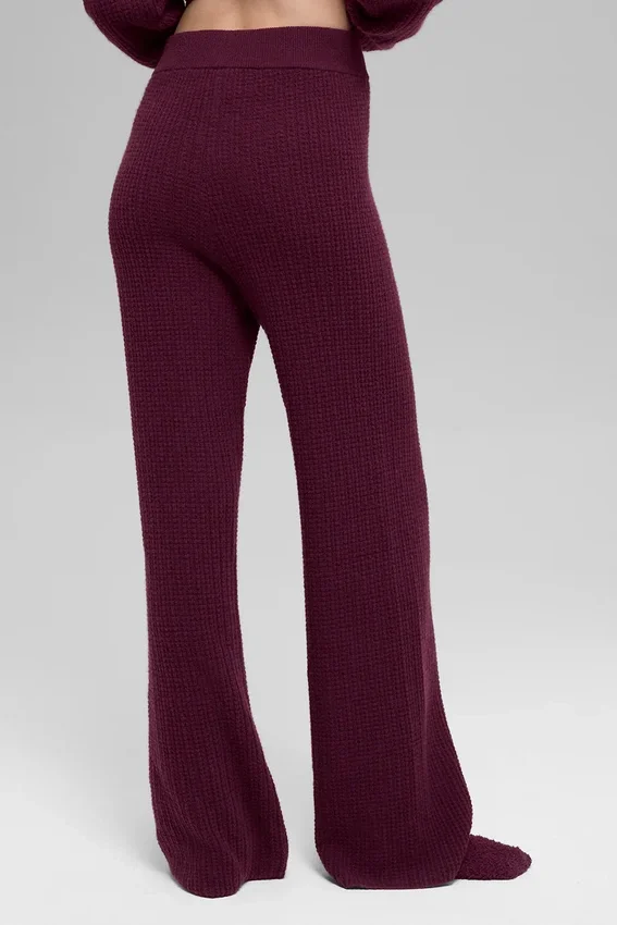 Kaschmir-High-Waist-Hose mit plüschigem Waffelmuster – Burgunderrot