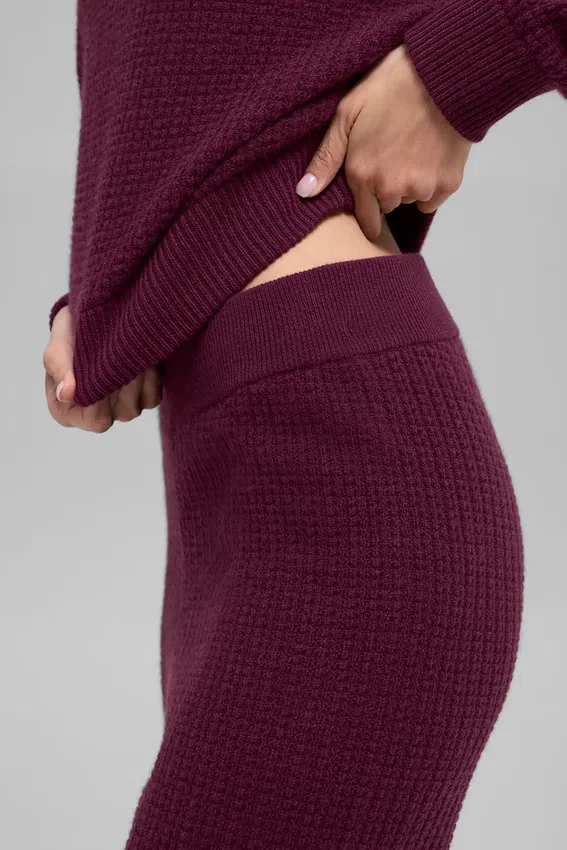 Kaschmir-High-Waist-Hose mit plüschigem Waffelmuster – Burgunderrot