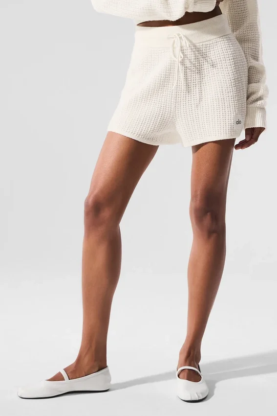 Kaschmir-High-Waist-Shorts mit flauschigem Waffelmuster – Elfenbein