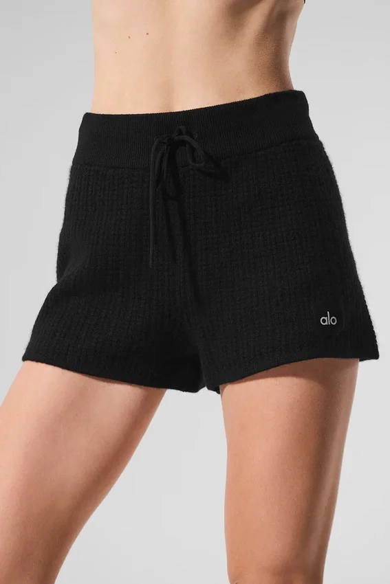 Kaschmir-High-Waist-Shorts mit flauschigem Waffelmuster – Schwarz