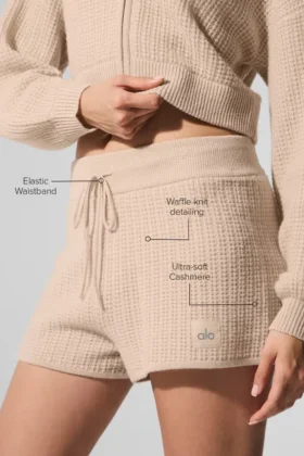 Kaschmir-High-Waist-Shorts mit Plüsch-Waffelstruktur – Macadamia Blush
