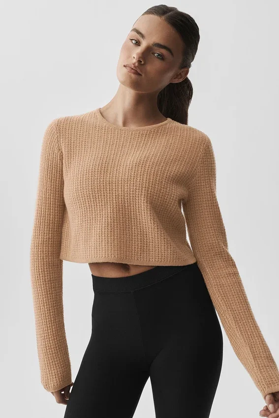 Kaschmir-Plüsch-Waffelpullover mit Langarmshirts und verkürztem Schnitt – Toasted Almond