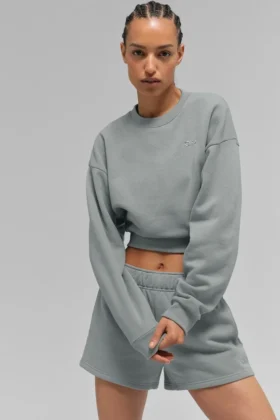 Kürzer Accolade-Rundhalspullover – Lunar Grey