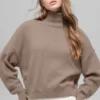 Kürzer „New Class“-Rollkragen-Pullover aus Wolle und Kaschmir – Chai Latte