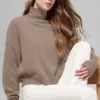 Kürzer „New Class“-Rollkragen-Pullover aus Wolle und Kaschmir – Chai Latte