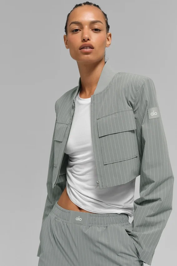 Kürzere „Main Character“-Jacke mit durchgehendem Reißverschluss und Nadelstreifen – Lunar Grey/Weiß