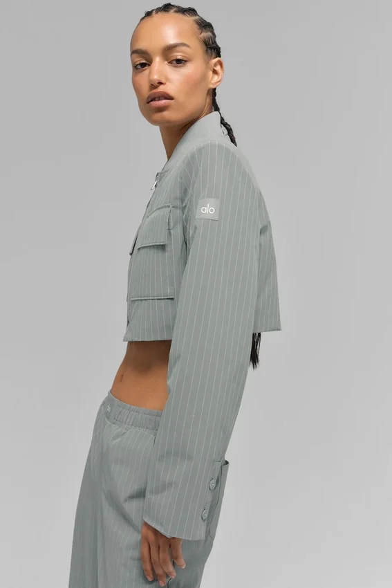 Kürzere „Main Character“-Jacke mit durchgehendem Reißverschluss und Nadelstreifen – Lunar Grey/Weiß