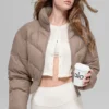 Kurze „Atmosphere“-Daunenjacke – Chai Latte