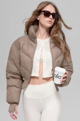 Kurze „Atmosphere“-Daunenjacke – Chai Latte