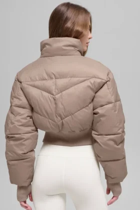 Kurze „Atmosphere“-Daunenjacke – Chai Latte