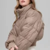 Kurze „Atmosphere“-Daunenjacke – Chai Latte