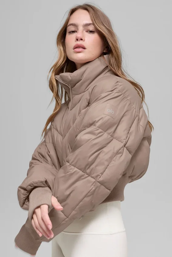 Kurze „Atmosphere“-Daunenjacke – Chai Latte