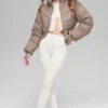 Kurze „Atmosphere“-Daunenjacke – Chai Latte