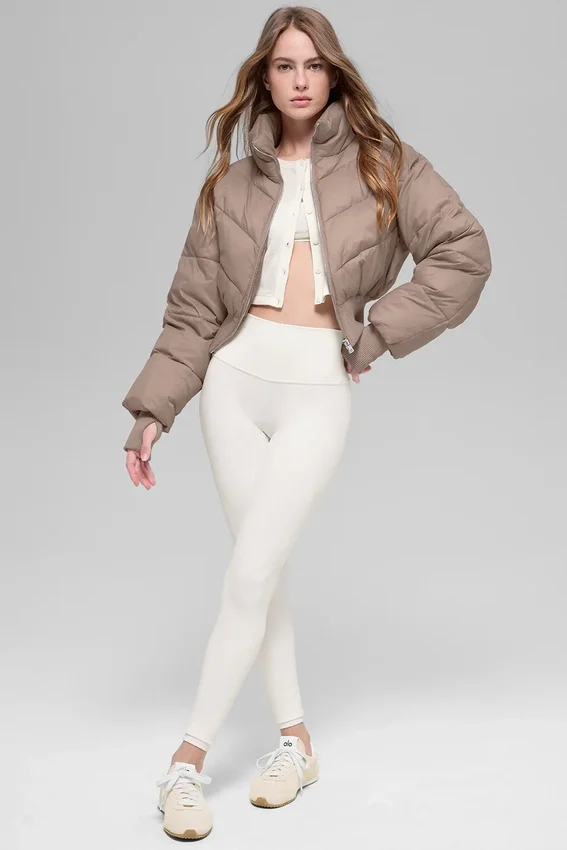 Kurze „Atmosphere“-Daunenjacke – Chai Latte
