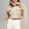 Kurze Jacke aus Kunstfell im „Snowfall“-Look – Woodland Tan