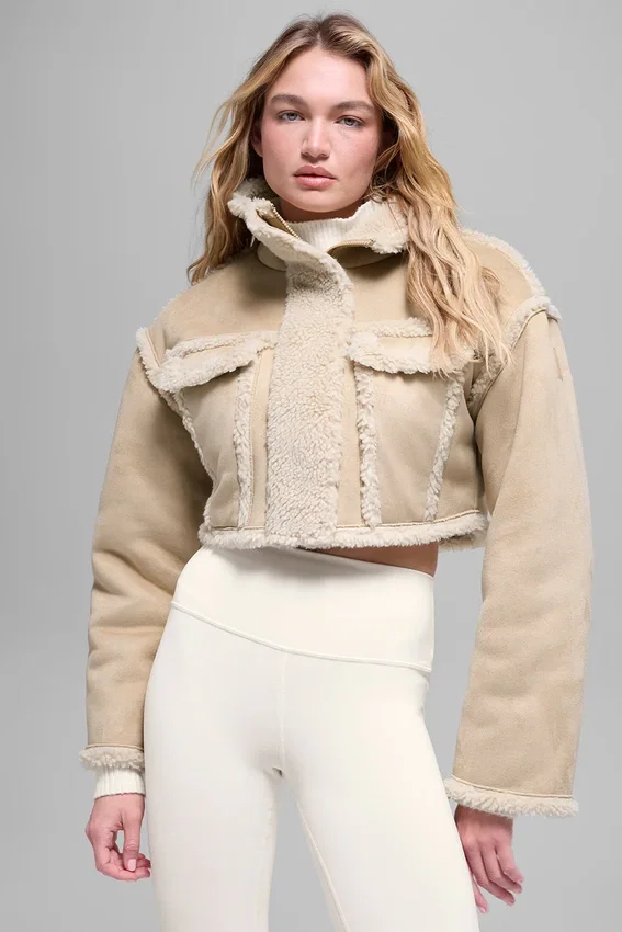 Kurze Jacke aus Kunstfell im „Snowfall“-Look – Woodland Tan