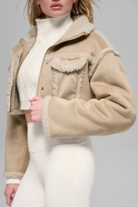 Kurze Jacke aus Kunstfell im „Snowfall“-Look – Woodland Tan