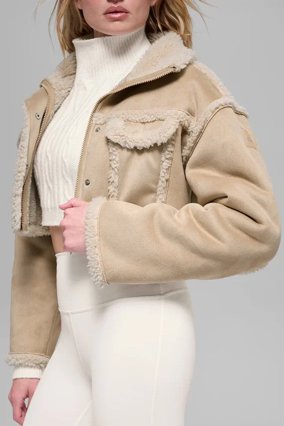 Kurze Jacke aus Kunstfell im „Snowfall“-Look – Woodland Tan