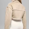 Kurze Jacke aus Kunstfell im „Snowfall“-Look – Woodland Tan