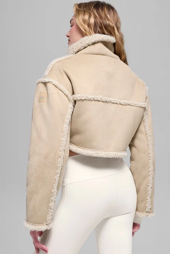 Kurze Jacke aus Kunstfell im „Snowfall“-Look – Woodland Tan