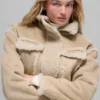 Kurze Jacke aus Kunstfell im „Snowfall“-Look – Woodland Tan