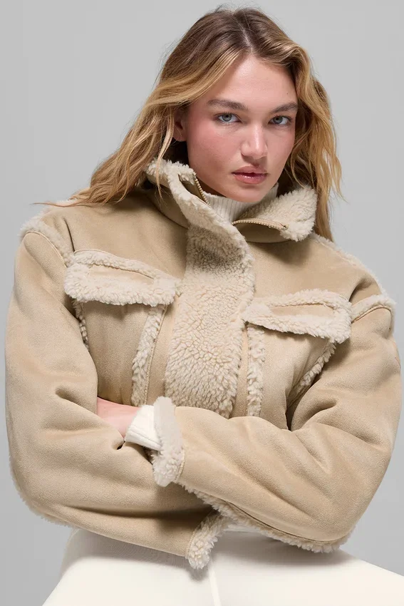 Kurze Jacke aus Kunstfell im „Snowfall“-Look – Woodland Tan