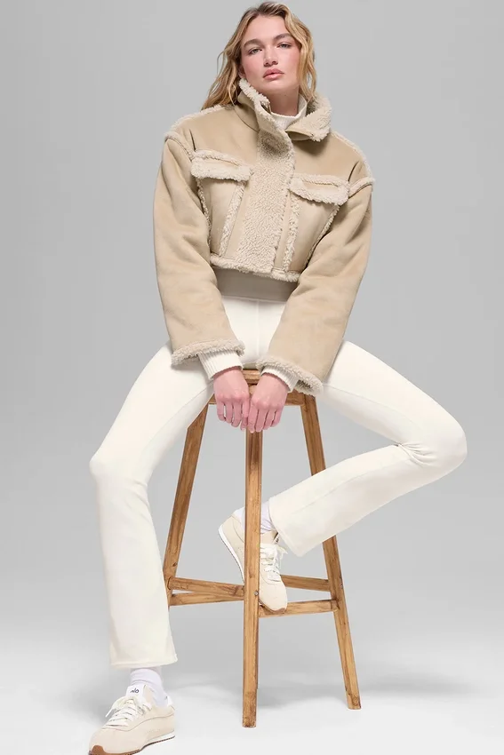 Kurze Jacke aus Kunstfell im „Snowfall“-Look – Woodland Tan