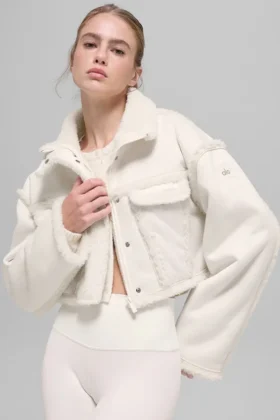 Kurze Jacke aus Kunstlammfell „Snowfall“ – Elfenbein