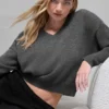 Kurzer „New Class“-Pullover aus Wolle und Kaschmir mit V-Ausschnitt – Platingrau