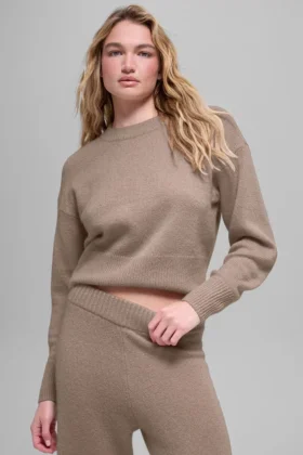 Kurzer „New Class“-Pullover mit Rundhalsausschnitt aus Wolle und Kaschmir – Chai Latte