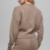 Kurzer „New Class“-Pullover mit Rundhalsausschnitt aus Wolle und Kaschmir – Chai Latte