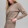 Kurzer „New Class“-Pullover mit Rundhalsausschnitt aus Wolle und Kaschmir – Chai Latte