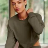 Kurzer Sway-Pullover mit Rundhalsausschnitt – Olive Tree