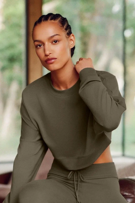 Kurzer Sway-Pullover mit Rundhalsausschnitt – Olive Tree
