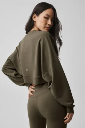 Kurzer Sway-Pullover mit Rundhalsausschnitt – Olive Tree