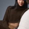 Kurzer Winter Bliss-Rollkragenpullover mit Zopfmuster und Langarmshirts – Espresso