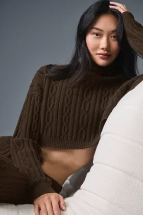 Kurzer Winter Bliss-Rollkragenpullover mit Zopfmuster und Langarmshirts – Espresso