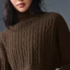 Kurzer Winter Bliss-Rollkragenpullover mit Zopfmuster und Langarmshirts – Espresso