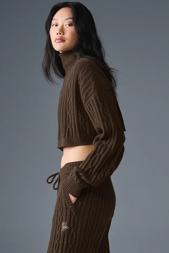 Kurzer Winter Bliss-Rollkragenpullover mit Zopfmuster und Langarmshirts – Espresso