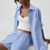 Langarmshirt „Pinstripe Daylight“ mit Knopfleiste – Helles Provence-Blau/Weiß