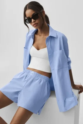 Langarmshirt „Pinstripe Daylight“ mit Knopfleiste – Helles Provence-Blau/Weiß