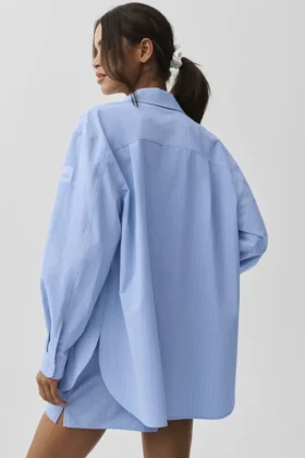 Langarmshirt „Pinstripe Daylight“ mit Knopfleiste – Helles Provence-Blau/Weiß