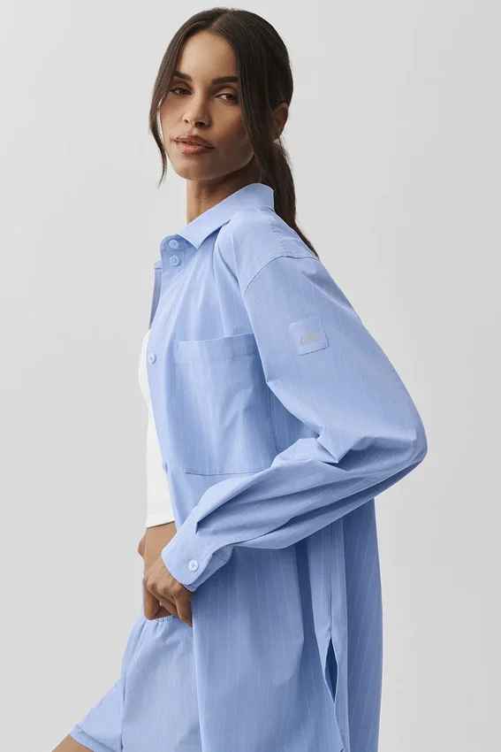 Langarmshirt „Pinstripe Daylight“ mit Knopfleiste – Helles Provence-Blau/Weiß