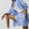 Langarmshirt „Pinstripe Daylight“ mit Knopfleiste – Helles Provence-Blau/Weiß