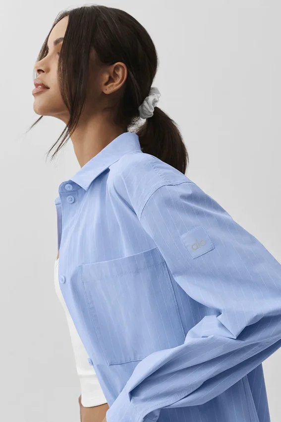 Langarmshirt „Pinstripe Daylight“ mit Knopfleiste – Helles Provence-Blau/Weiß