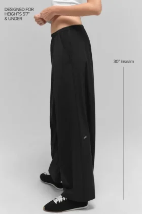 Luftige Hose mit weitem Bein (Regular) – Schwarz